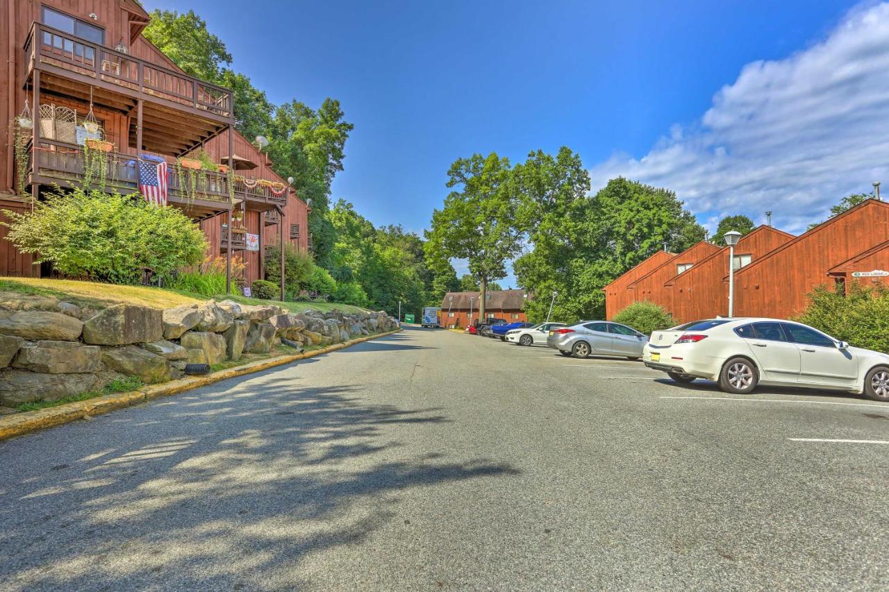 Vernon Township Condo With Balcony Near Ski Lifts! Bagian luar foto