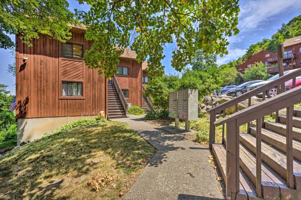 Vernon Township Condo With Balcony Near Ski Lifts! Bagian luar foto